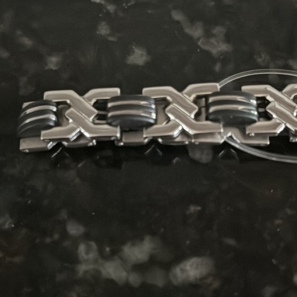 NWT Guess Bracelet - Picture 4 of 4